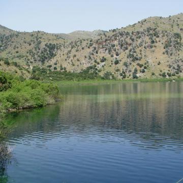 Λίμνη Κουρνά, η μοναδική φυσική λίμνη της Κρήτης.