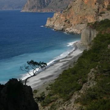 Παραλία Δώματα, στην έξοδο του φαραγγιού του Κλάδου.